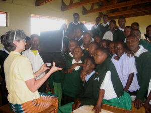 Janice Lathen shows Banjika Secondary students a computer in 2006.